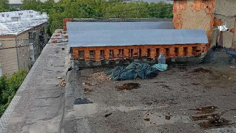 В Старой Купавне обновили кровлю, фасад и плиты покрытия дома на Октябрьской