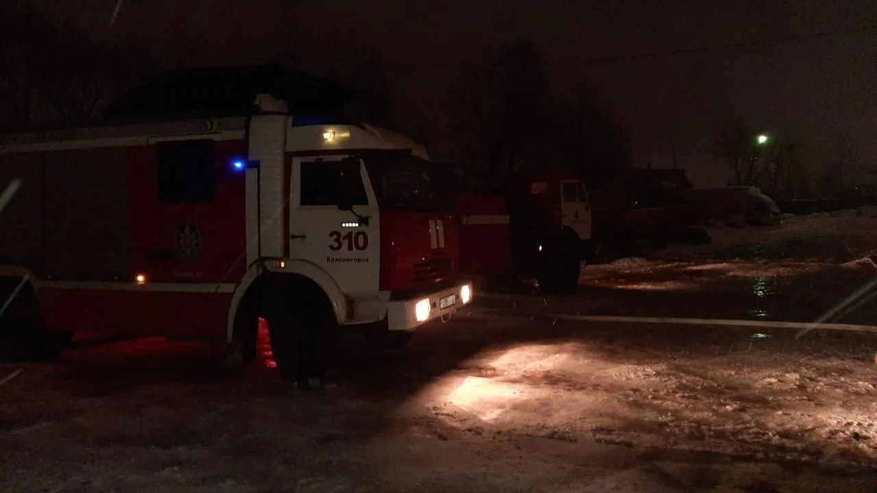 В Красногорске горит склад с вторсырьем