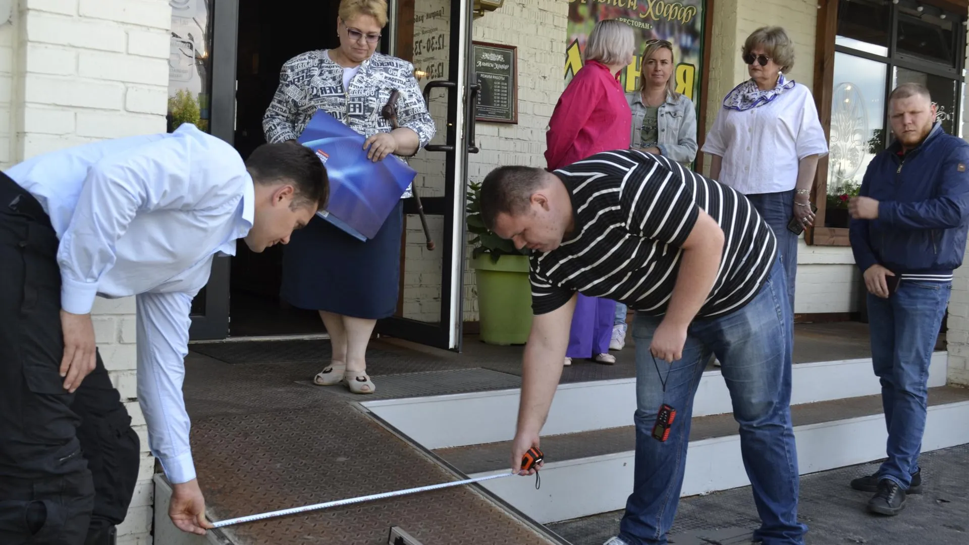 В Балашихе проверили доступность летних кафе для маломобильных горожан
