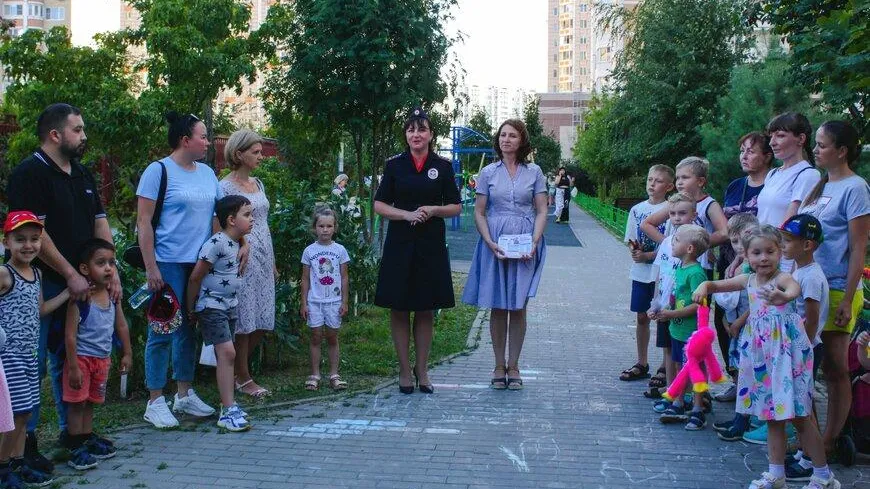 В Подольске инспекторы ГИБДД рассказали жителям о ловушках и слепых зонах во дворах