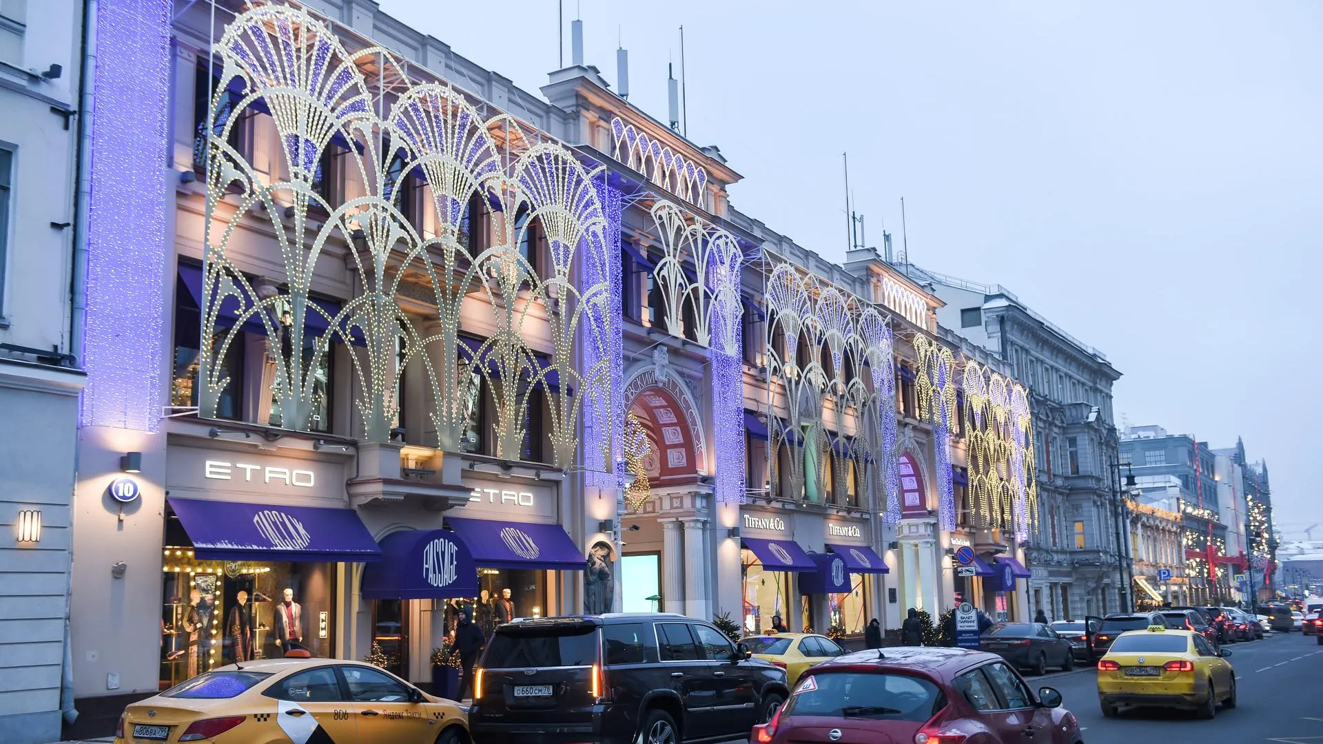 Новогодняя подсветка украсит свыше 150 зданий и мостов в Москве