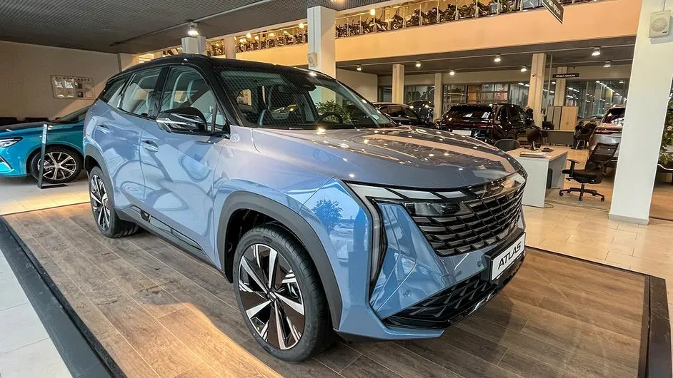 Колеса заблокировались: новый китайский Geely превратился в гроб