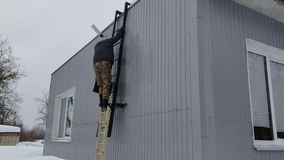 В Богородском округе казаки очистили крышу детсада от снега