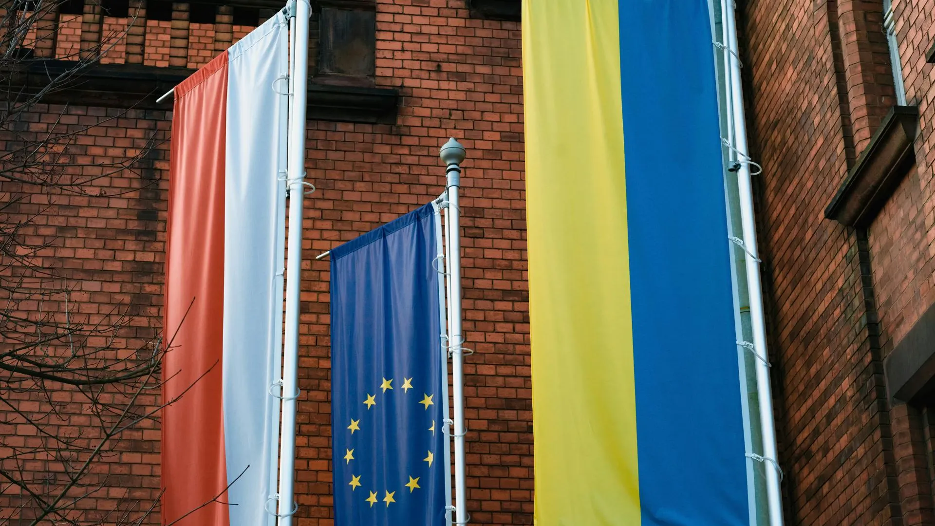 Польша потребовала снять флаги УПА* с переданной Украине бронетехники