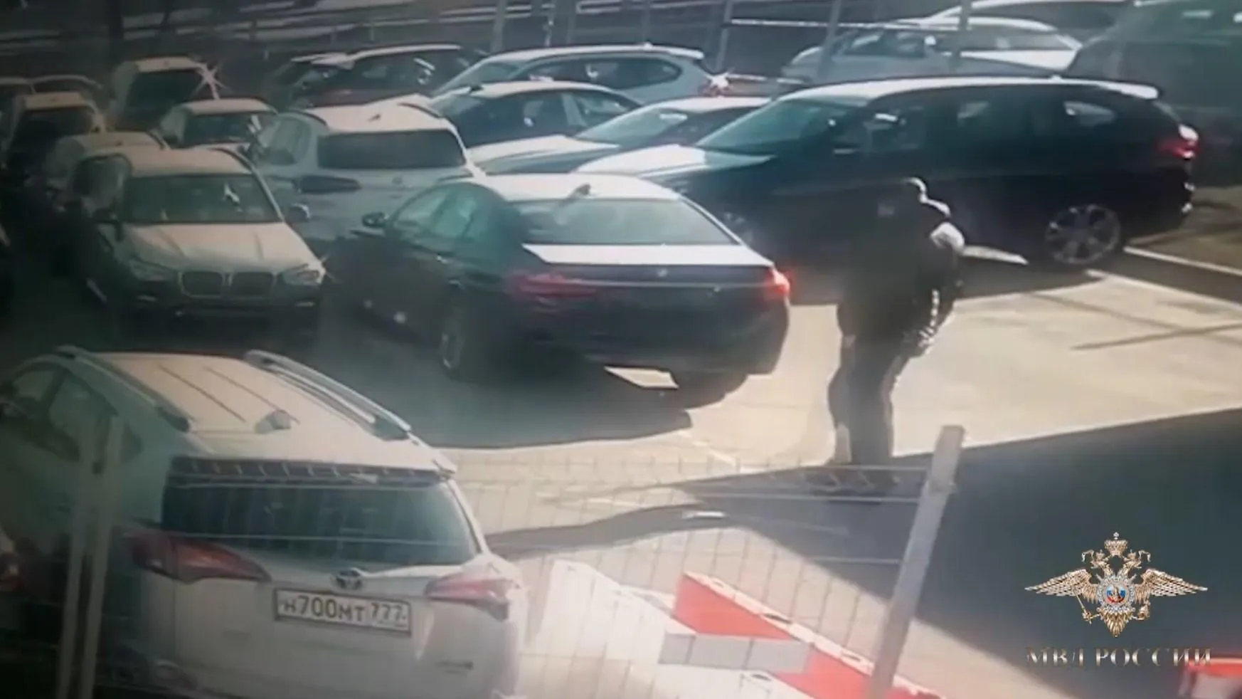 Появилось видео угона нового BMW X7 в Мытищах