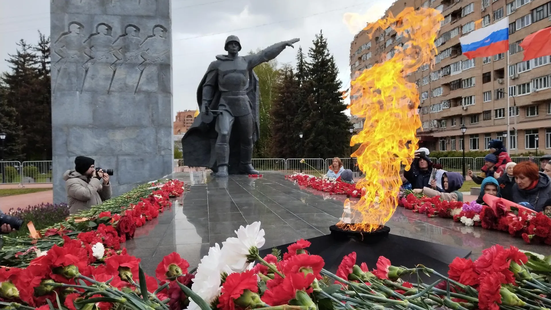 Сотрудники Балашихинской больницы возложили цветы к Вечному огню