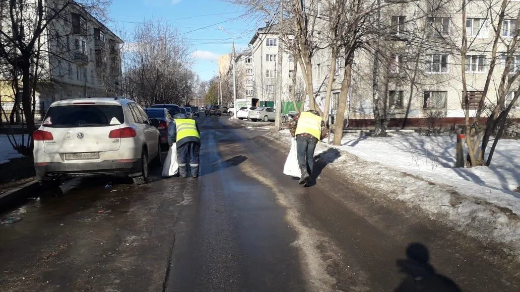 Подрядчики в Подольске приступили к уборке мусора, появившегося после таяния снега