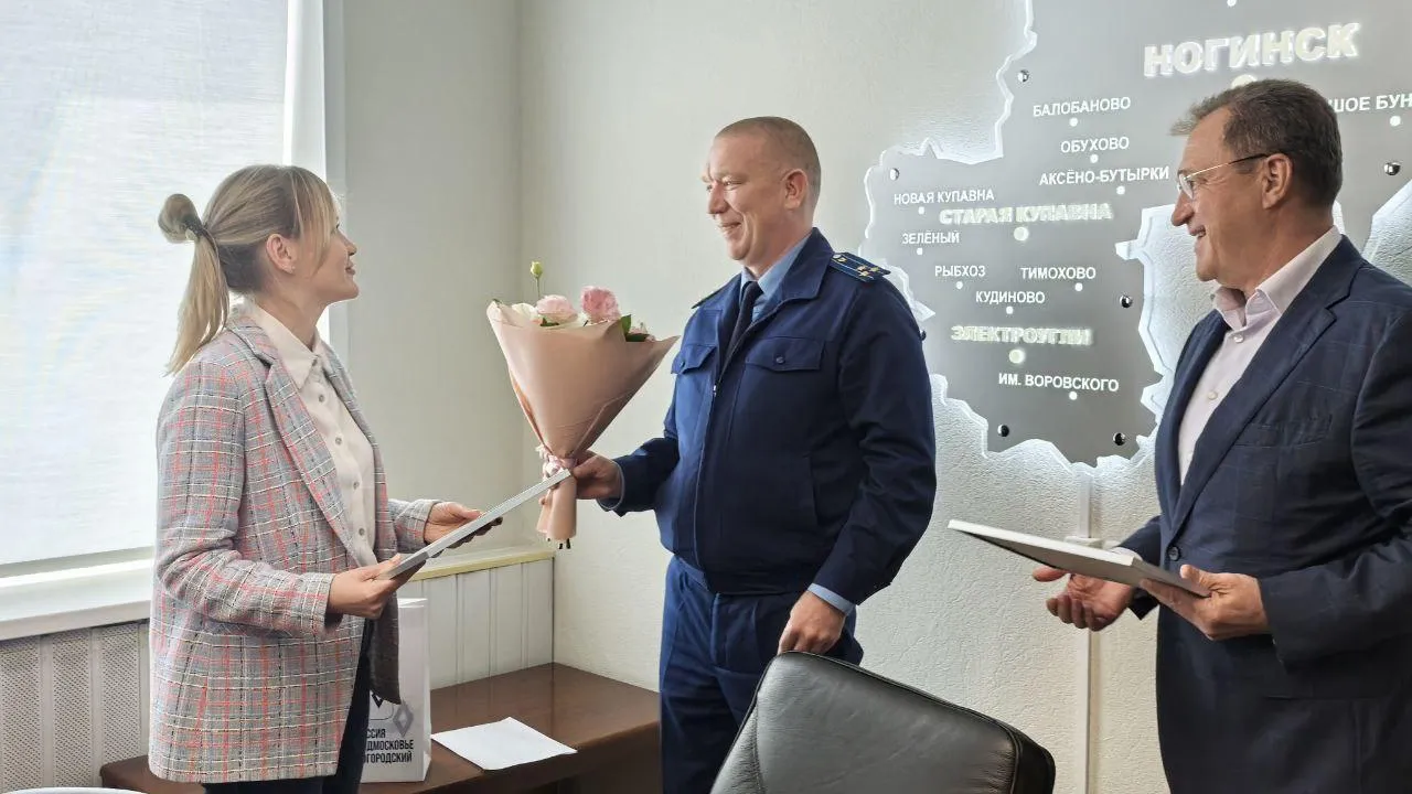 Глава Богородского округа вручил жителям аварийных домов сертификат на новые квартиры