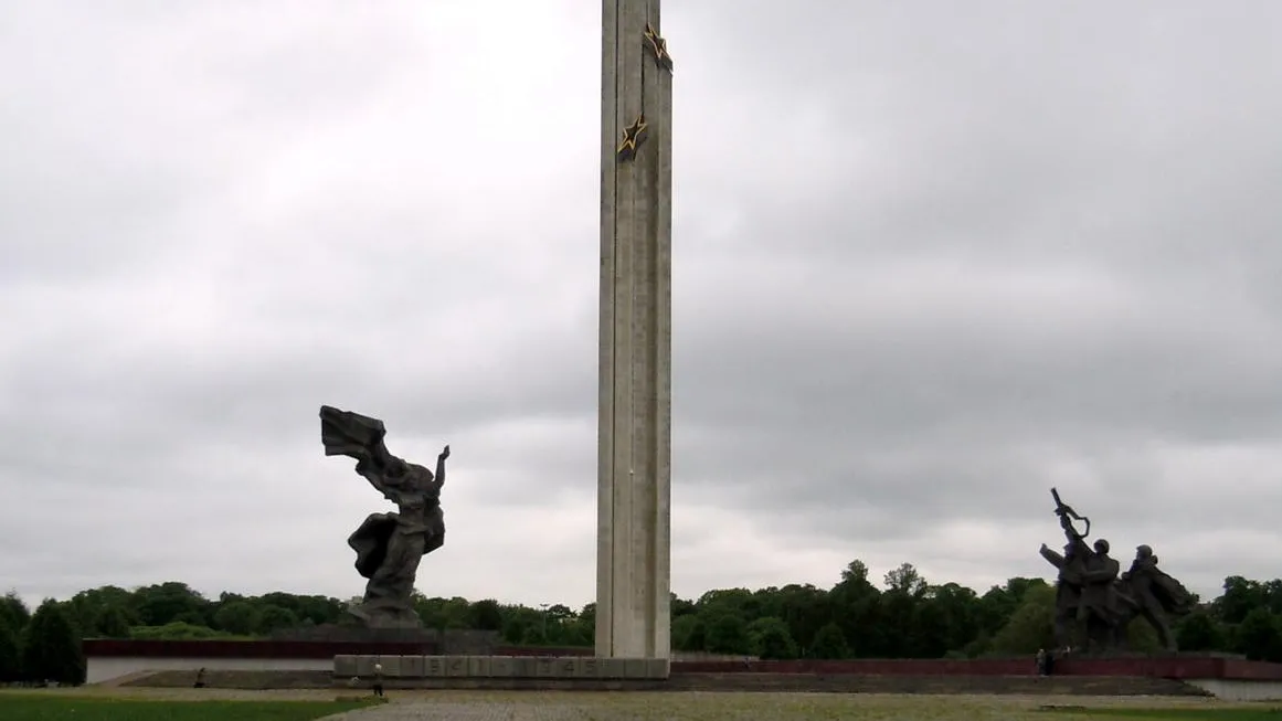 На иностранных чиновников завели уголовные дела за уничтожение мемориалов ВОВ