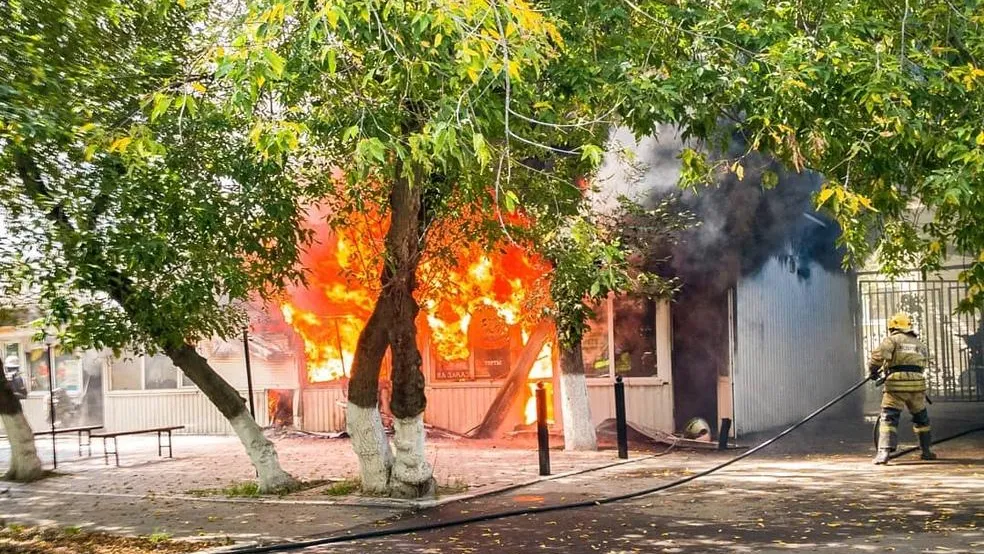 Торговый павильон горит на улице Парковая в Подольске