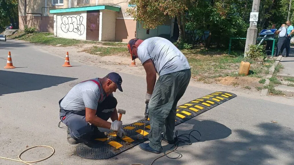 В Егорьевске устанавливают искусственные дорожные неровности