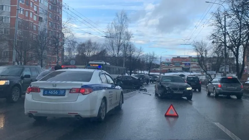 ДТП с двумя автомобилями произошло на Октябрьском проспекте в Подольске