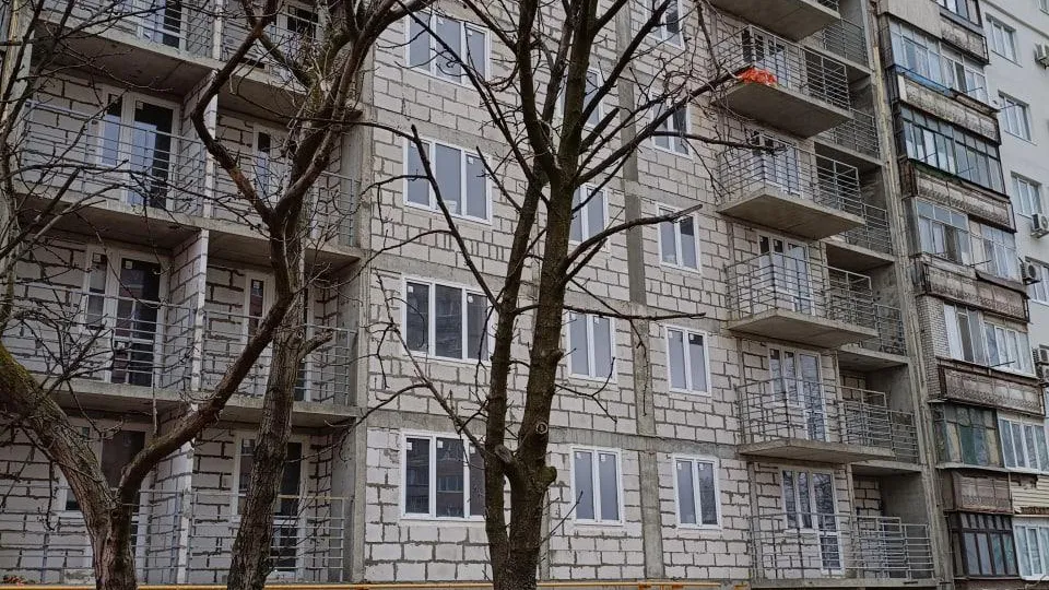 Специалисты Подмосковья контролируют ремонт дома в Мариуполе