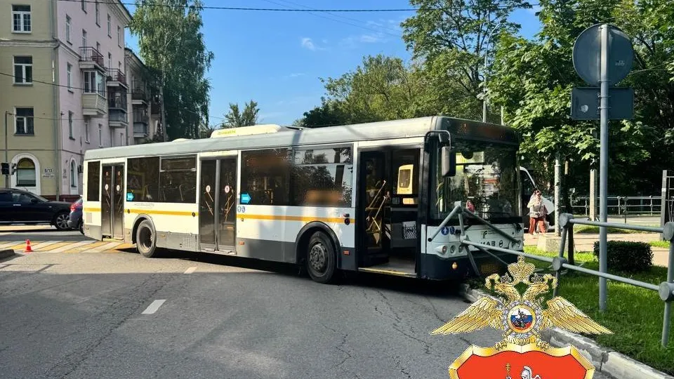Рейсовый автобус врезался в ограждение в Королеве