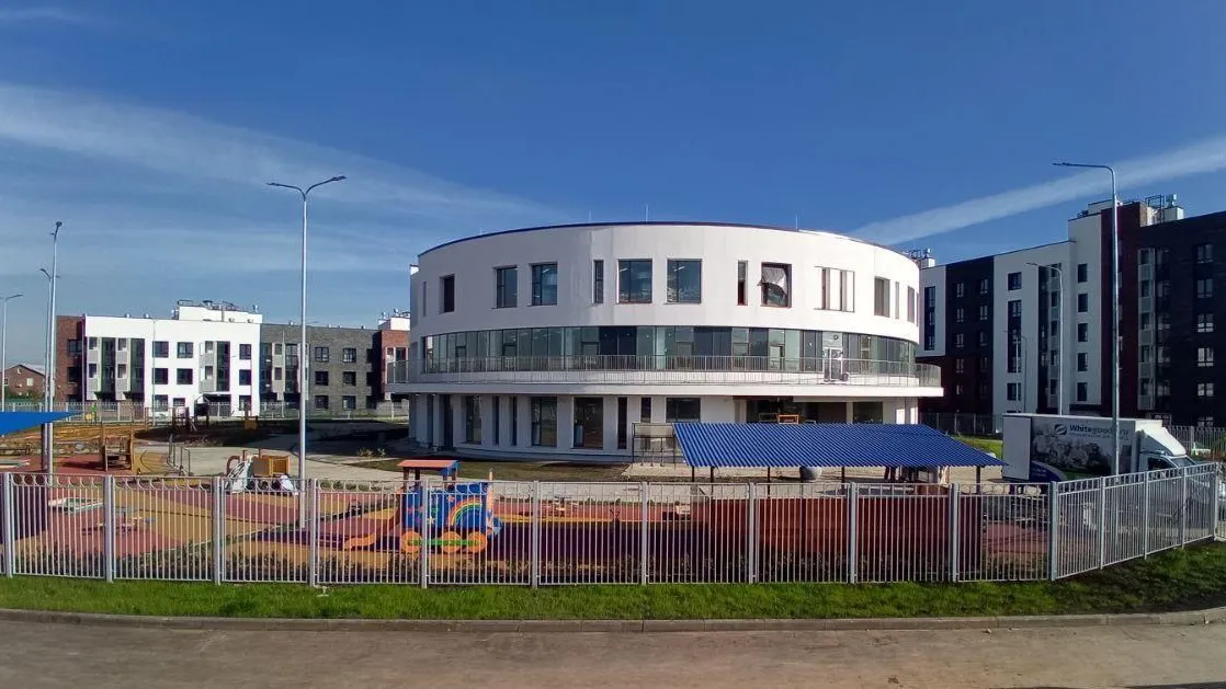 На территории детсада в деревне округа Подольск завершается благоустройство