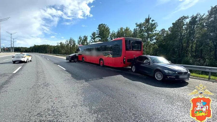 Массовое ДТП с автобусом произошло на трассе М-11 «Нева» в Подмосковье