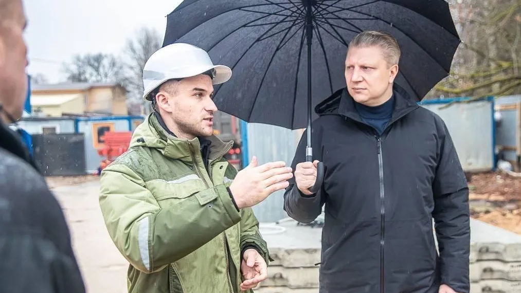 Глава Одинцовского округа проинспектировал ход строительства школы в Немчиновке