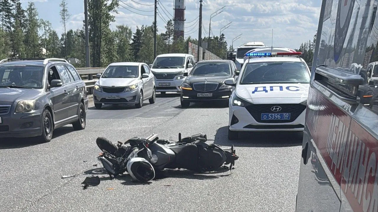 Бригада скорой помощи из Можайска на ЦКАД помогла пострадавшему мотоциклисту