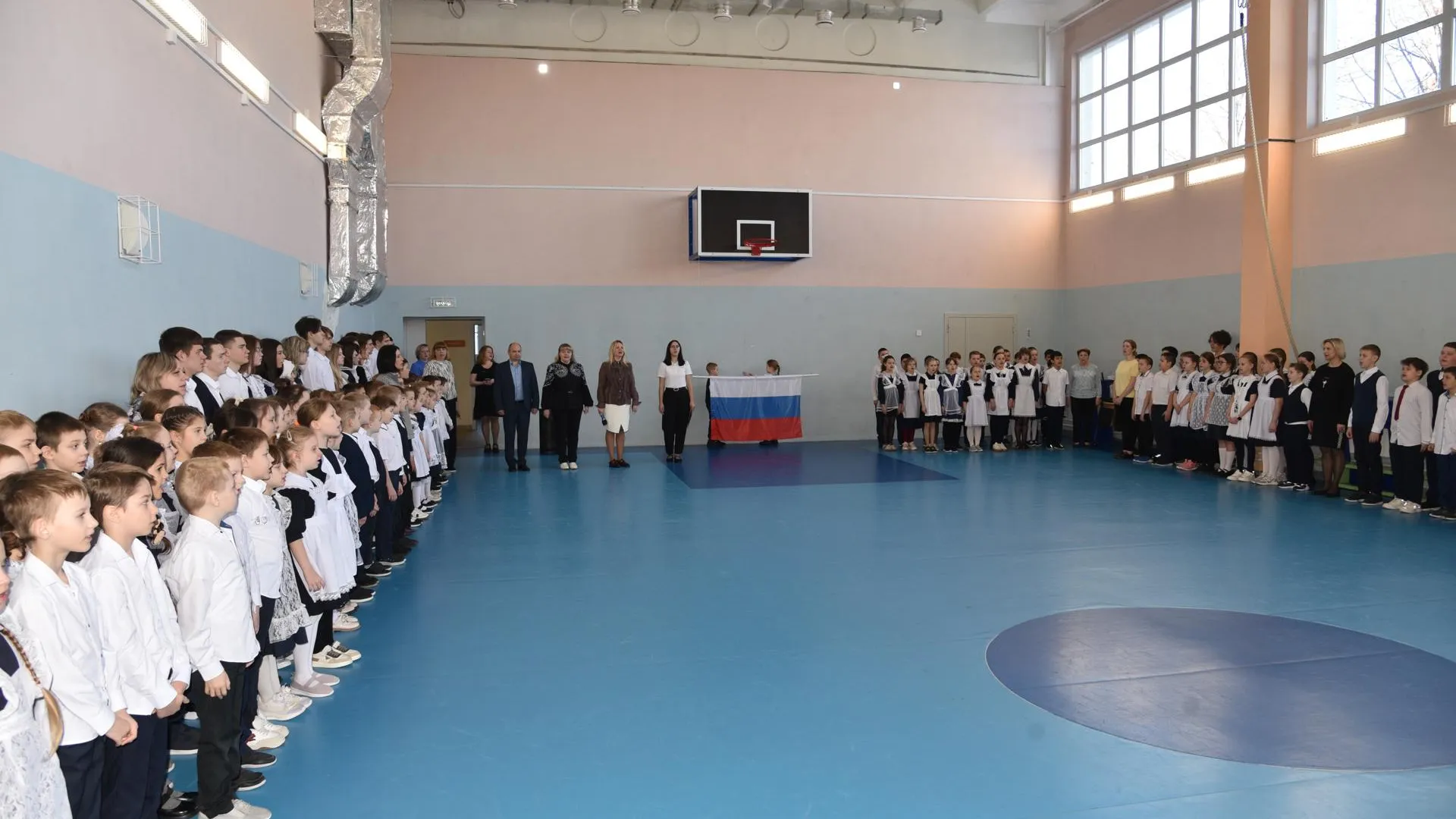 Глава Лотошина провела урок о промышленности для школьников