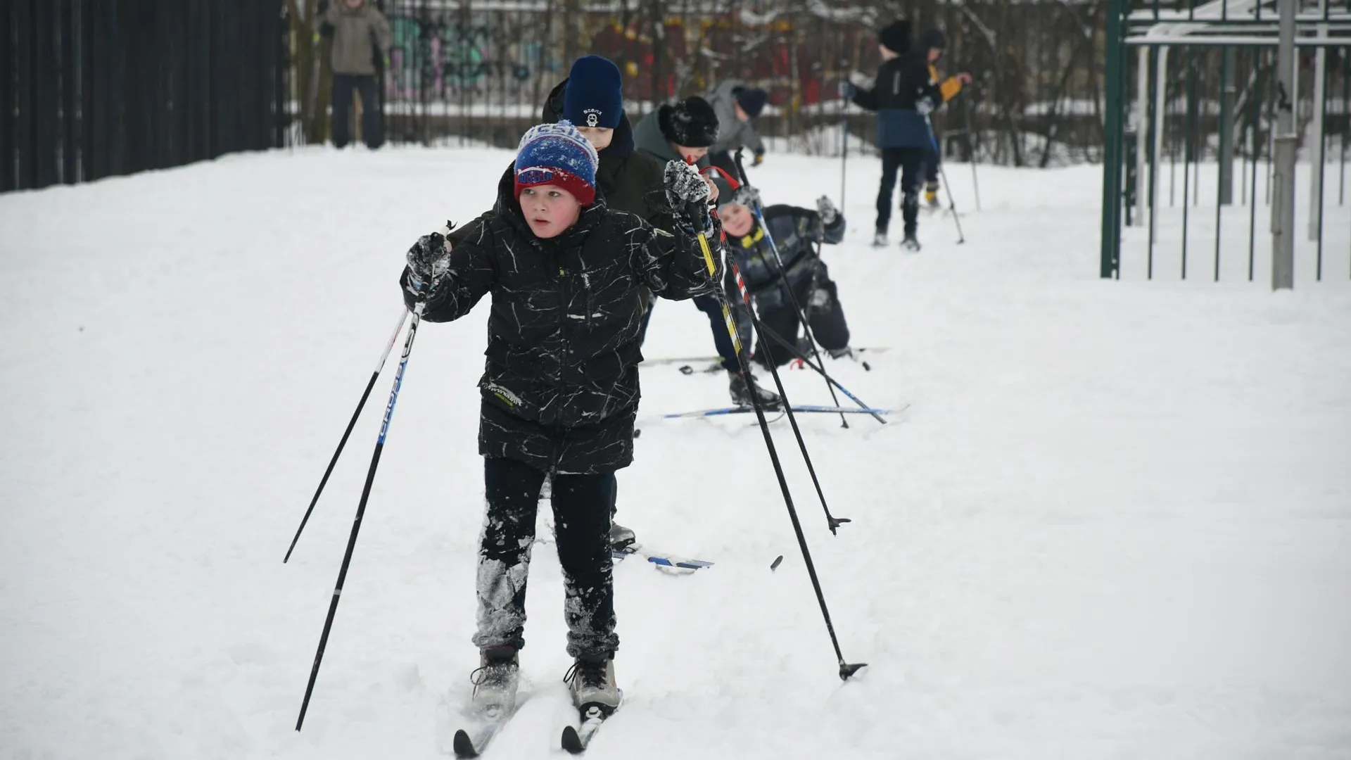 В школах Жуковского открыли лыжные маршруты на стадионах зимой