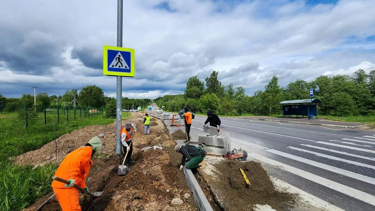 В Подмосковье начали строить 6 км тротуаров на дорогах