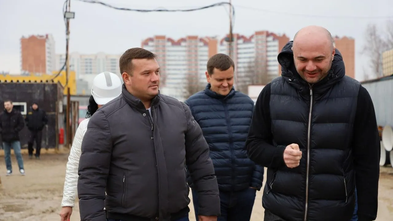 Министр стройкомплекса Подмосковья проверил ход строительства поликлиники в Серпухове