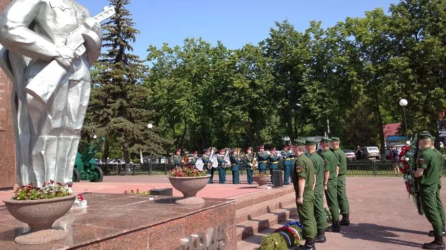 К памятникам в Подольске возложили венки и цветы в День памяти и скорби