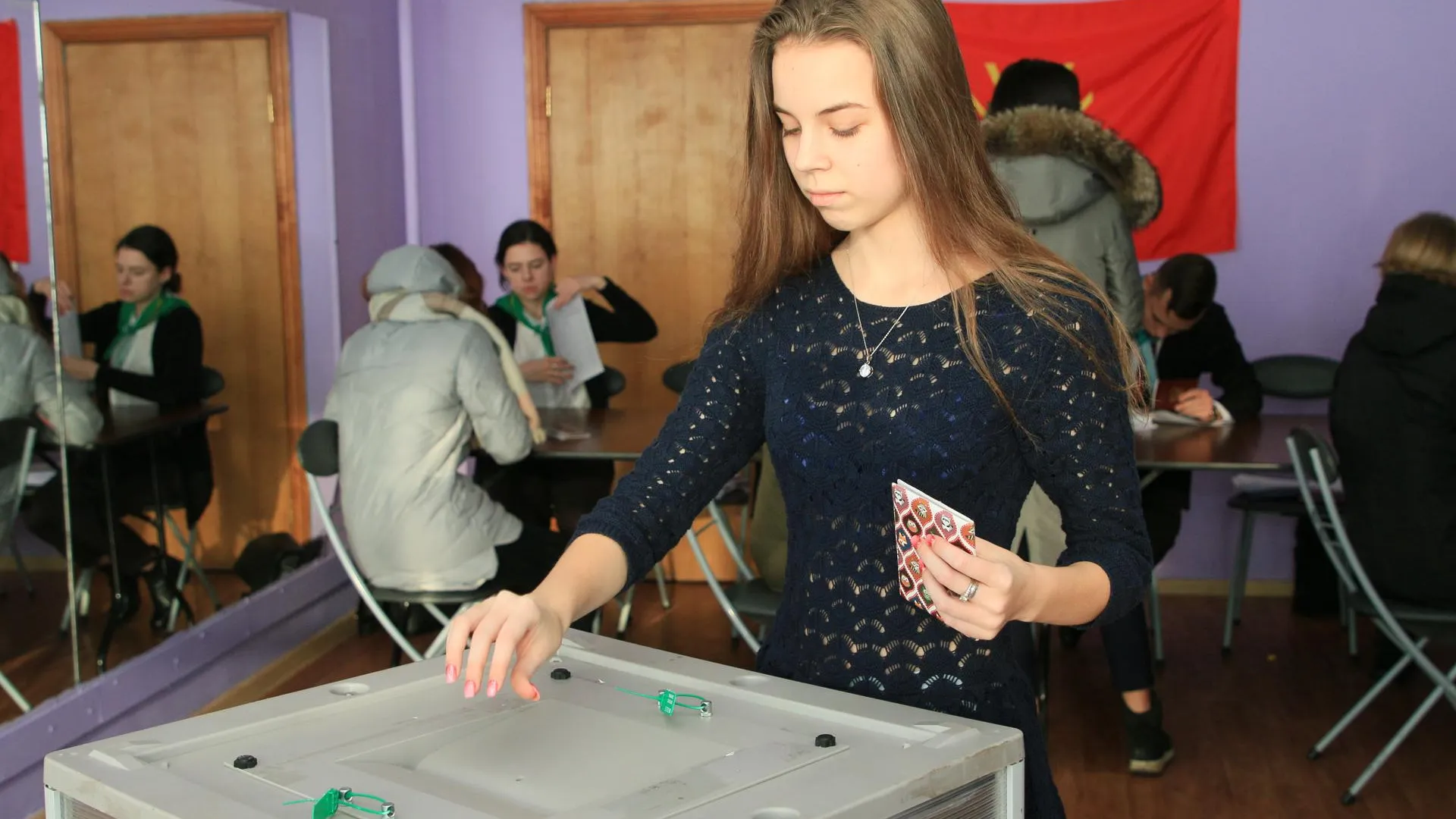 Более 1,2 тыс человек проголосовали на выборах в молодежный парламент в Дзержинском