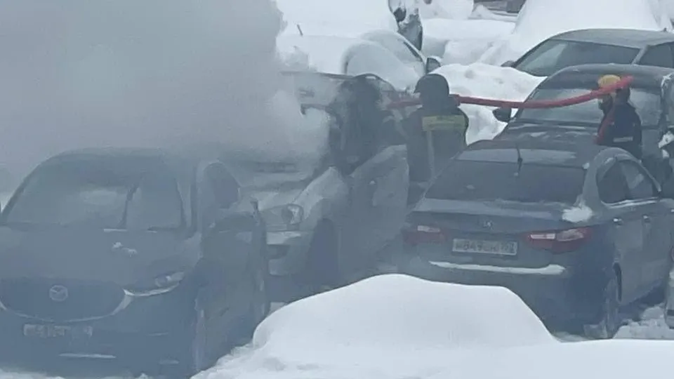 Автомобиль в дыму: фото с места взрыва машины в Москве