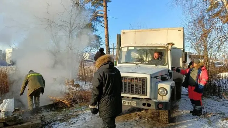 Аварийные бригады устраняют утечку на теплотрассе в Щелкове