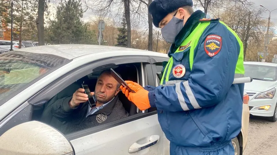 Таксистов в Подмосковье начали штрафовать за перевозку пассажиров без пропуска