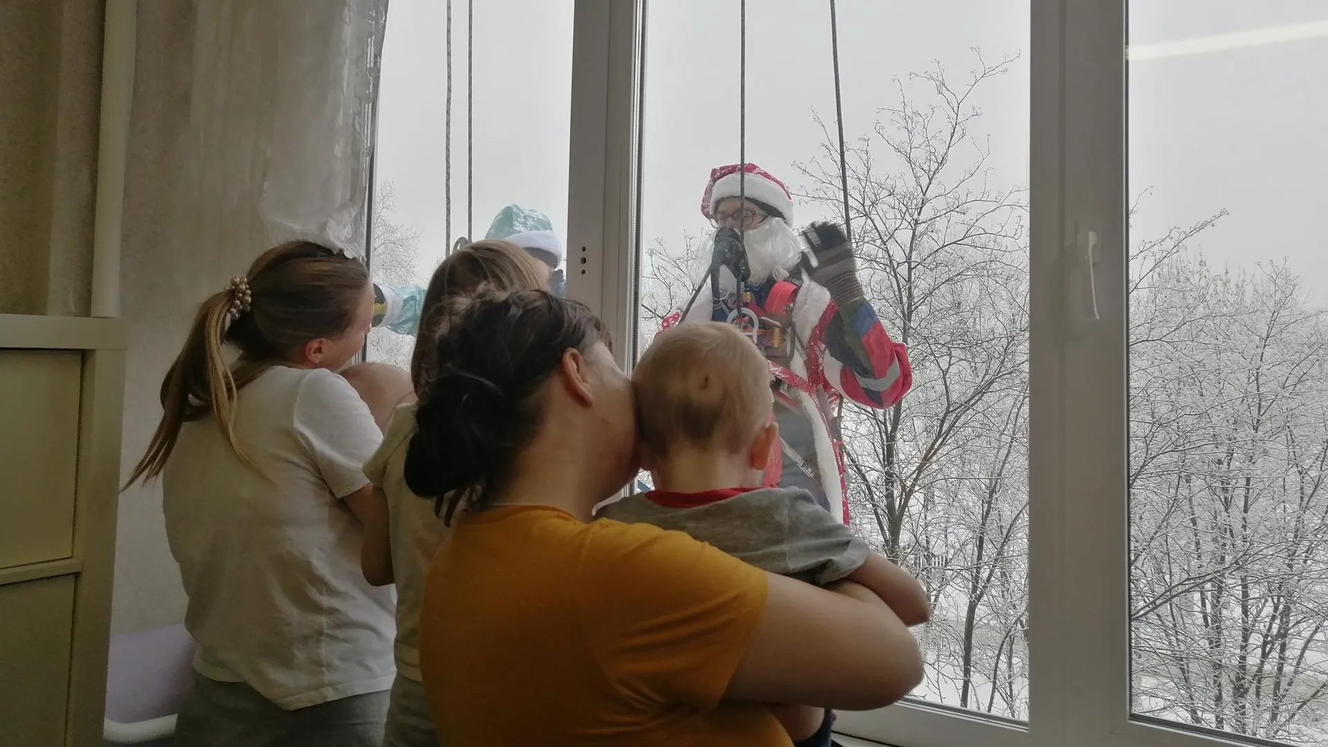 Альпинисты спустились с крыши больницы Люберец и поздравили юных пациентов с Новым годом