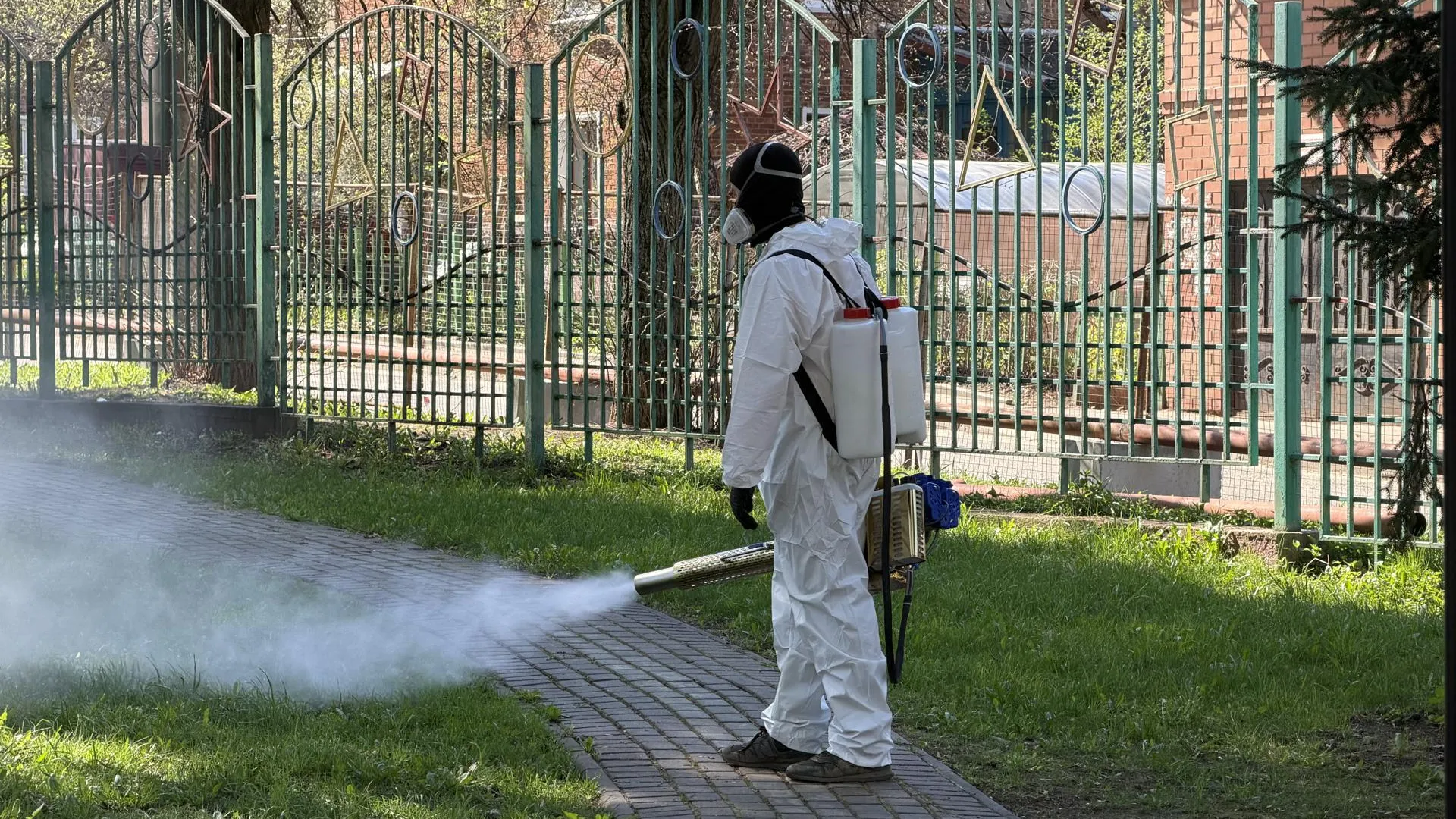 В Ленинском округе провели плановую обработку парков от клещей
