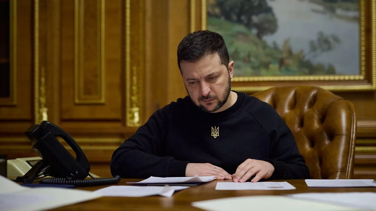 Зеленский вновь попросил продлить всеобщую мобилизацию и военное положение