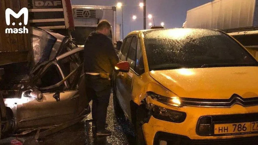 Около 20 автомобилей столкнулись на трассе в Подмосковье