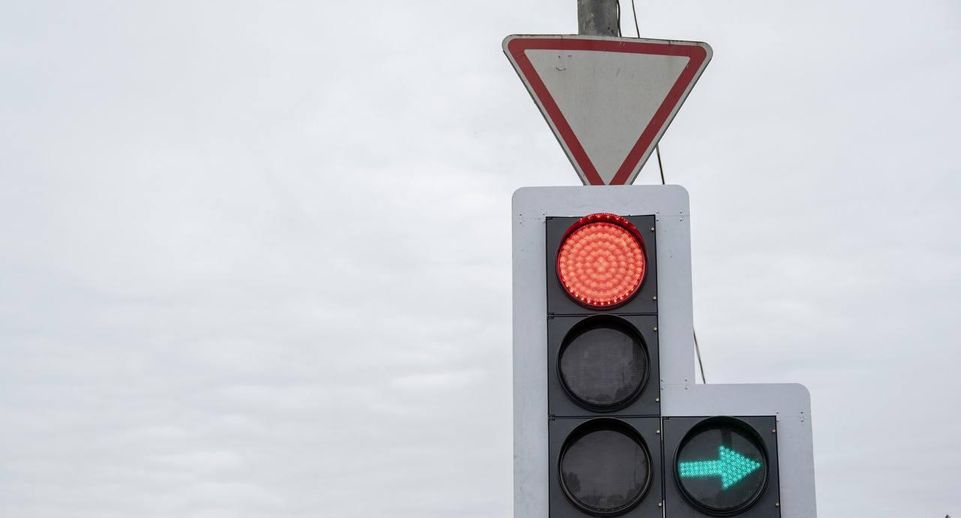 В Ленинском округе оптимизировали работу светофора на Володарском шоссе