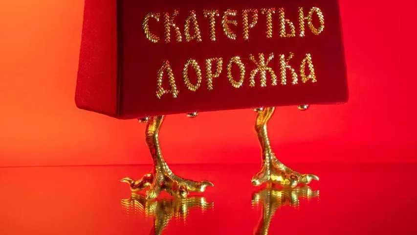 Куриные ножки «сбежали» от российского дизайнера на сумки Schiaparelli