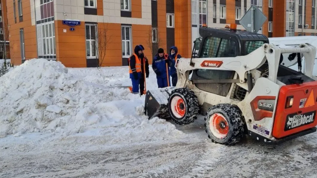 Более 1,1 тыс дворников и дорожных рабочих убирают последствия снегопада в Красногорске