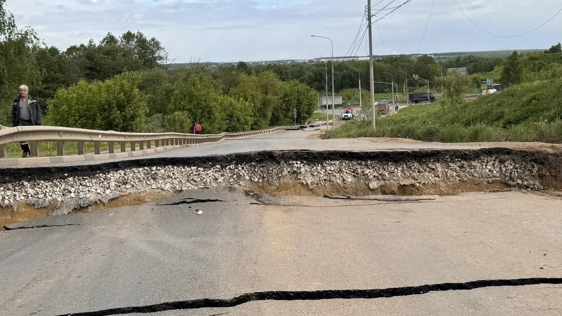 Оползень стал предварительной причиной провала грунта в районе деревни Щербинка