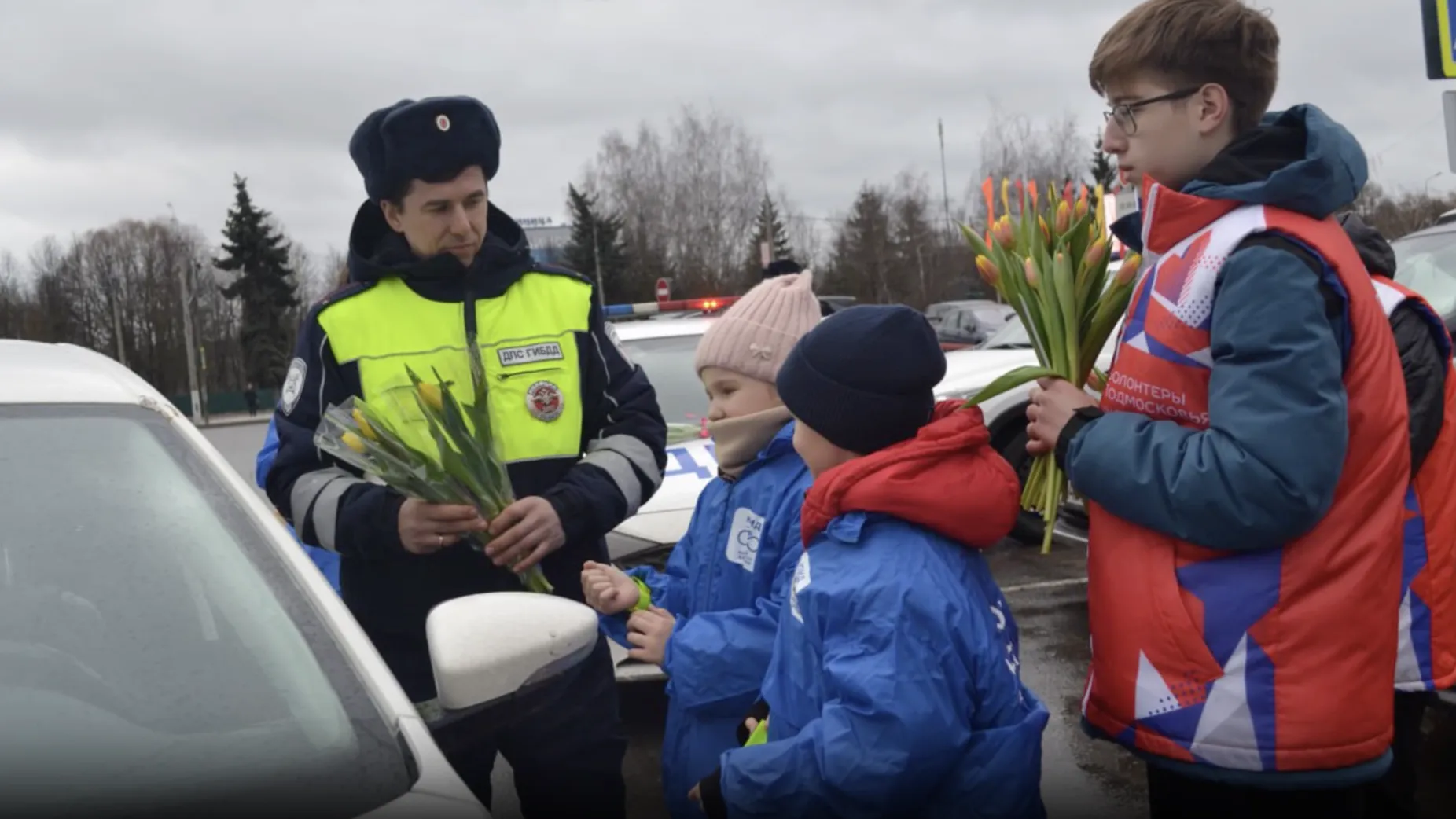 Акция «Цветы для автоледи» прошла в Чехове