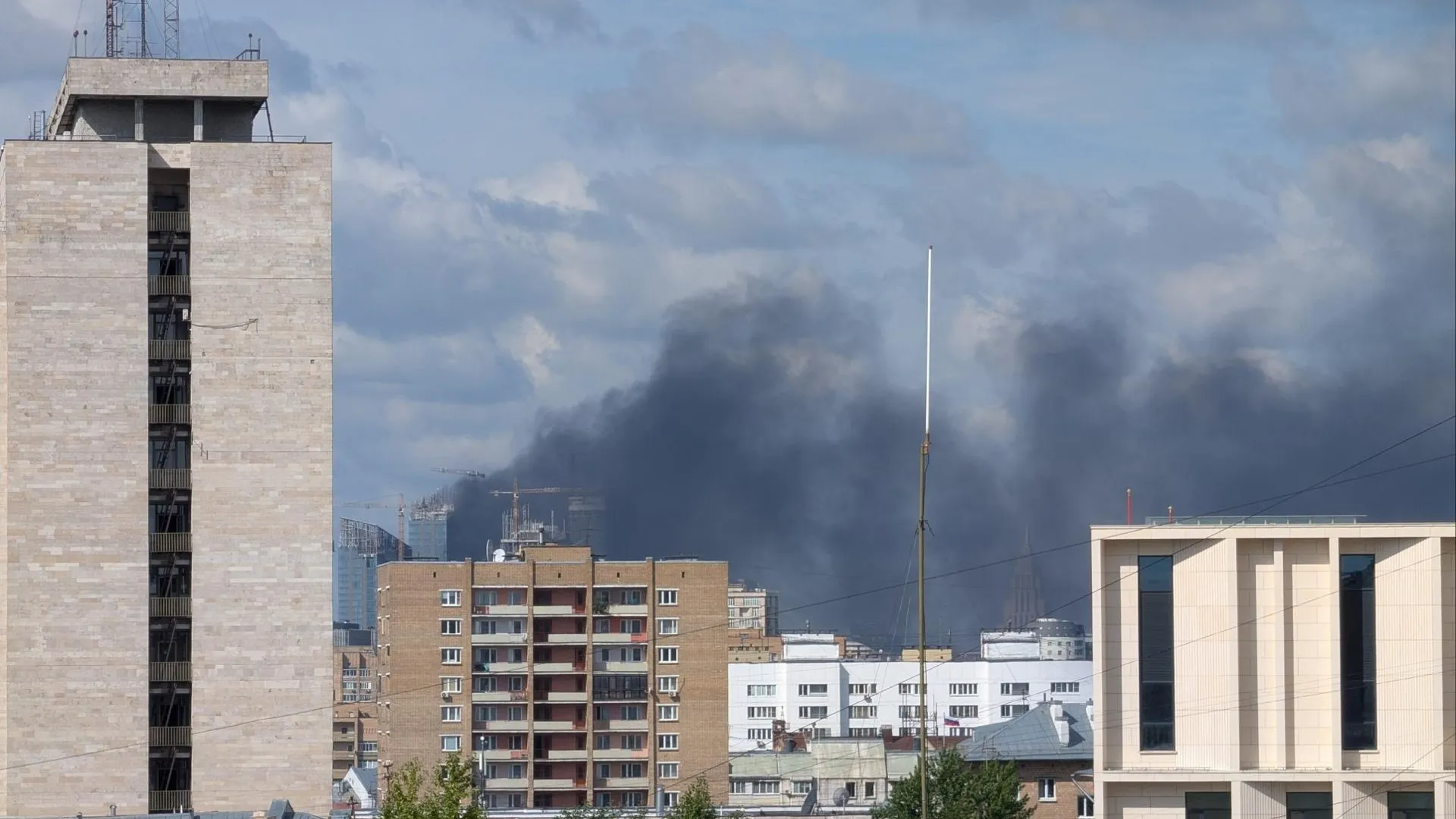 Пожар с сильным дымом напугал жителей центра Москвы