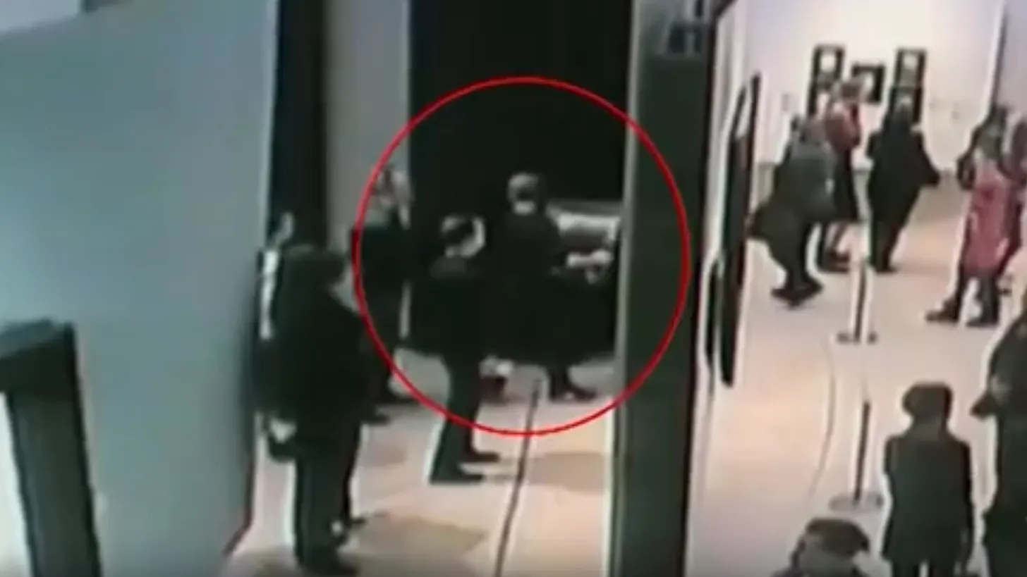 Момент кражи картины Куинджи в Москве и задержание подозреваемого. ВИДЕО