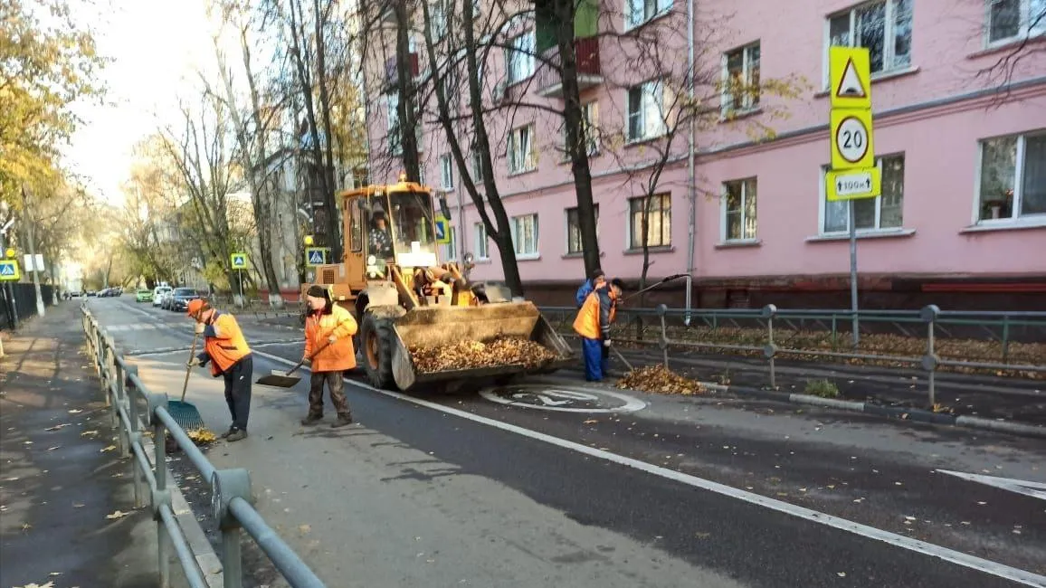 80 дворников убирают дороги Люберец