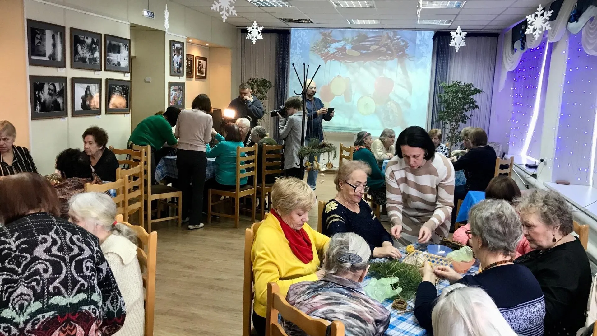 В комплексном центре «Серпуховский» провели мастер‑класс по изготовлению кормушки