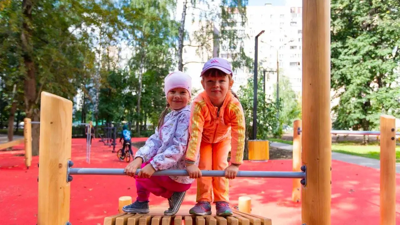 В сквере Лизы Чайкиной Королева улучшили дорожно‑тропиночную сеть и создали спортплощадку
