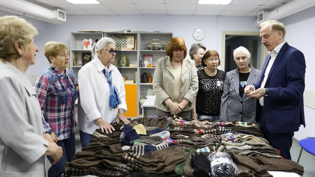 Более 100 пар теплых носков и перчаток связали мастерицы Люберец для бойцов СВО