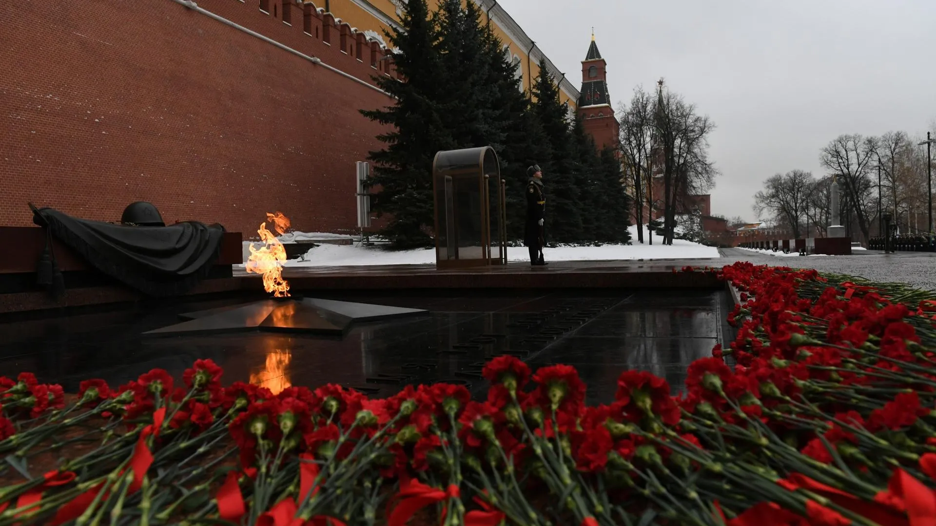 Глава Балашихи возложил цветы к Могиле Неизвестного Солдата в Москве