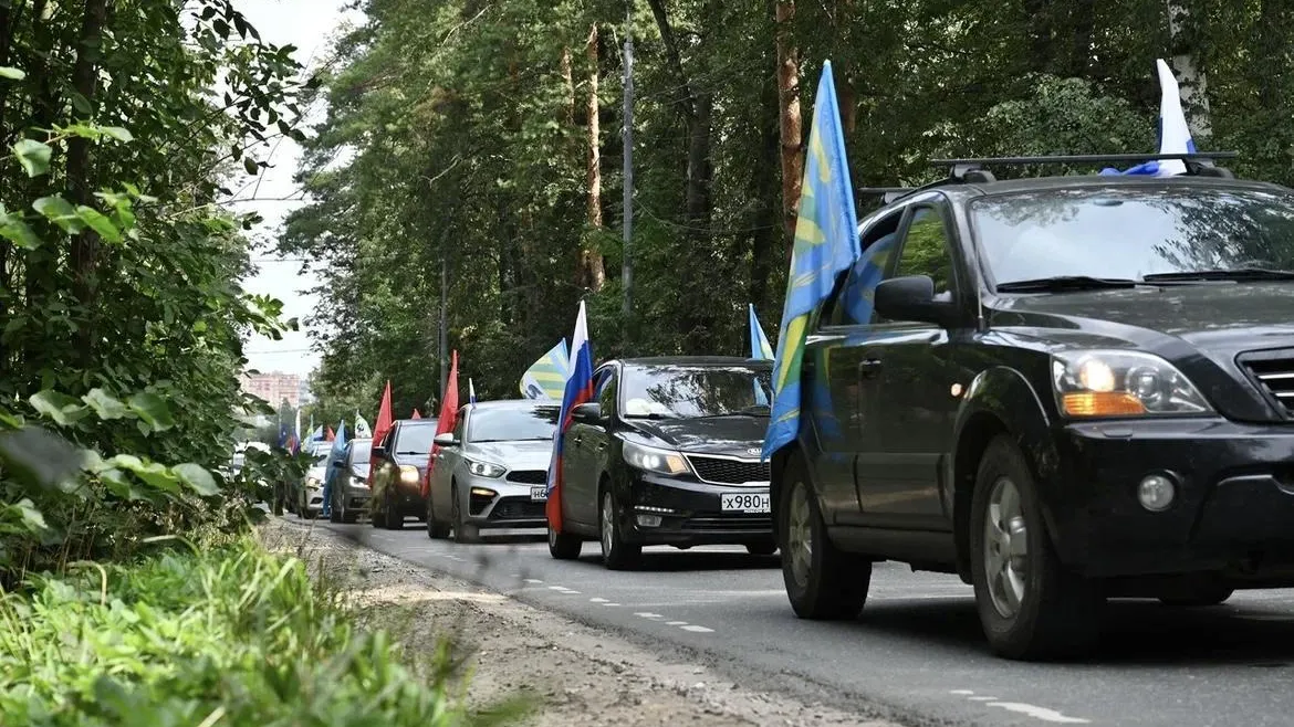 Посвященный Дню государственного флага автопробег прошел в Ленинском округе