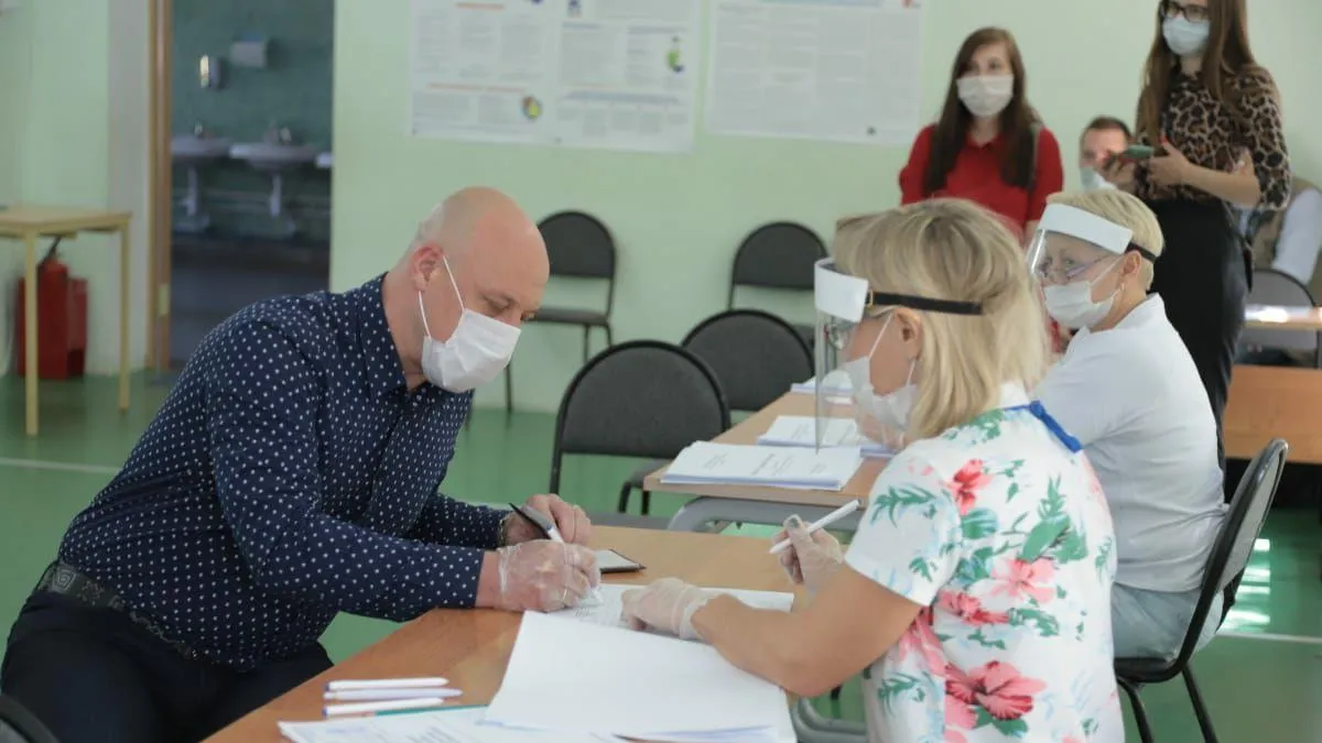 Певец Денис Майданов проголосовал по поправкам в Конституцию в Одинцове