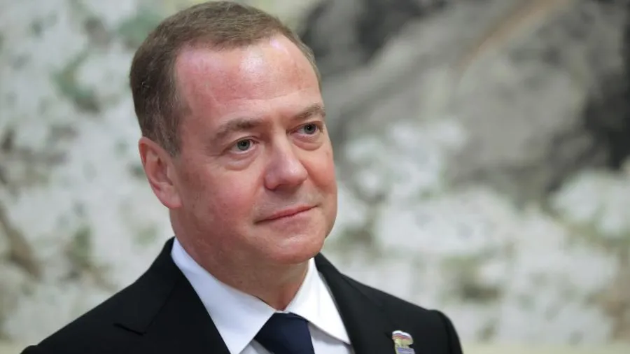 «Ядерная держава что-то отдаст уродливому недомерку?»: Медведев о переговорах